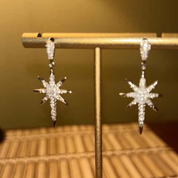 CHRISTMAS EARRINGS CRYSTAL ,AND .925 star gazers pic. Shown in reg. And flash - Picture 1 of 8